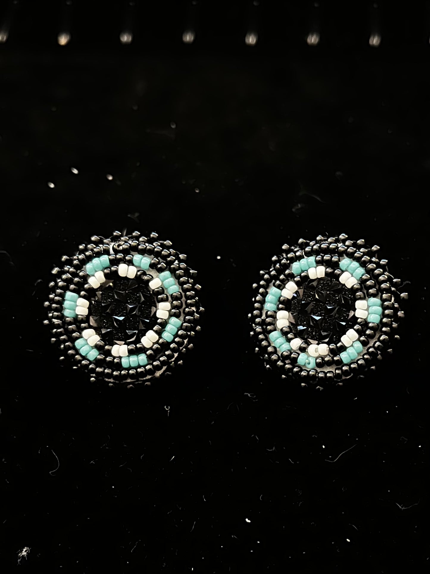 Cercles noir et turquoise