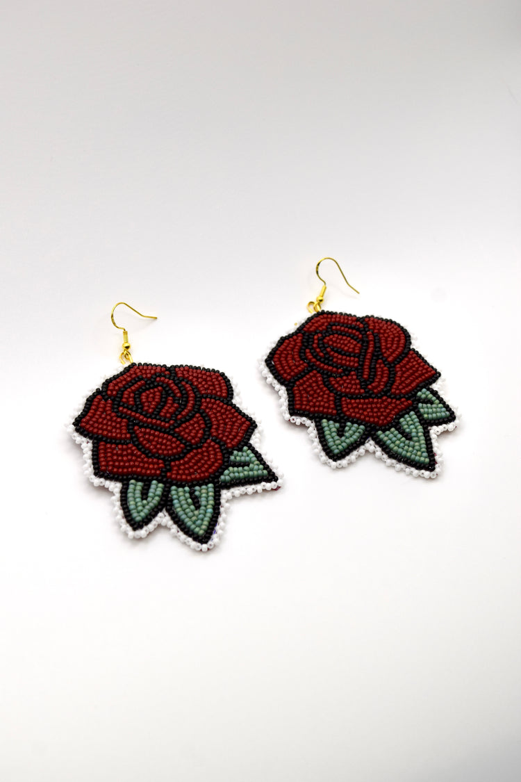 Boucles d’oreilles perlées en forme de rose rouge